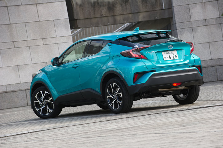 ハイブリッド車とターボ車との外観上の違いは、「HYBRID」バッジの有無と、ターボ車の方が15mm高い車高程度。写真はターボの上級グレード「G-T」。