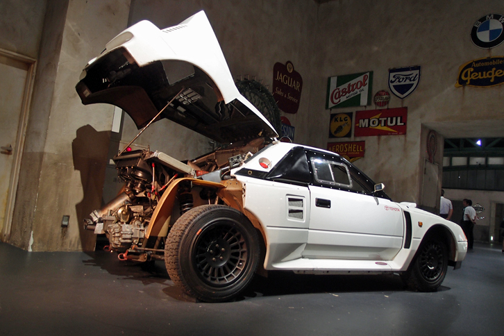 高性能マシンがしのぎを削るグループBへの参戦を視野に開発された、プロトタイプカー「トヨタ222D」。ベース車両は「トヨタMR2」（AW11）で、駆動方式はフルタイム4WD。ミドに縦置きされるエンジンは「3S-GTE」ユニットがベースの2.1リッター直4ターボで、500ps以上を発生した。