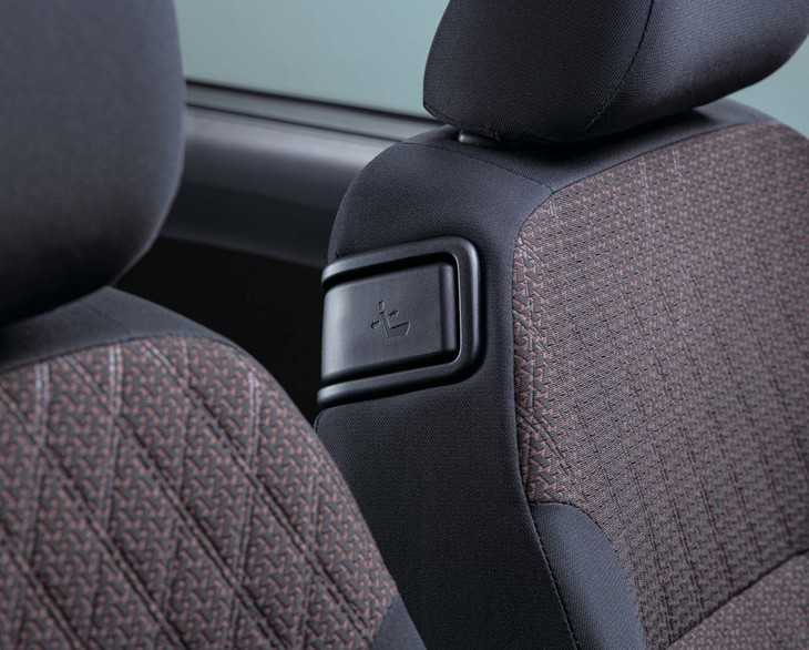 助手席のリクライニングレバーが右側にも備わっており、ドライバーが操作できるようになっている。