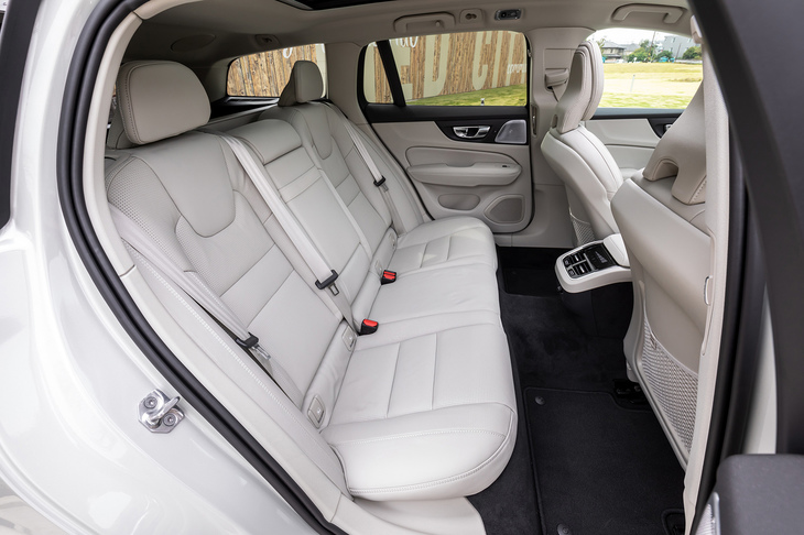 
	「V60」よりも70mmホイールベースが長い「V90」と比較しても、十分に広いと感じる後席の居住空間。後席用のエアコンの吹き出し口は、タッチ式の温度調整スイッチパネルとともに、センターコンソール後方に用意されている。
	