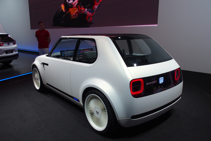 シンプルなスタイリングが目を引く「ホンダ・アーバンEVコンセプト」のリアビュー。ホンダはこれをベースにしたEVを、2019年に欧州で発売するとしている。