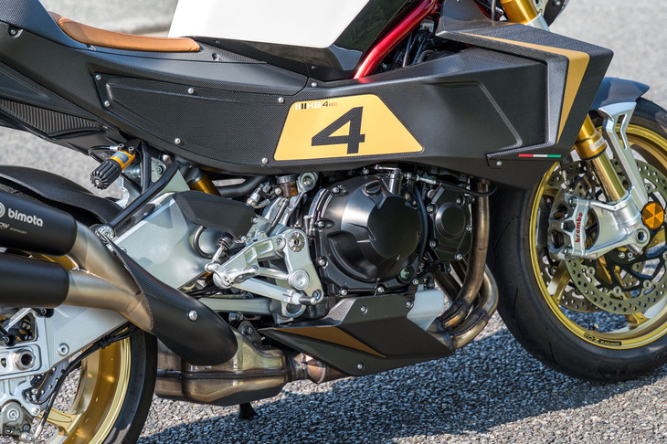 「4」と描かれた巨大なカーボン製のサイドボックスは、内側がダクトになっている。フロントの開口部からリアのラジエーターへと空気を送るのだ。