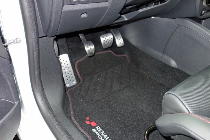 「メガーヌR.S. 273トロフィーS」のABCペダル。