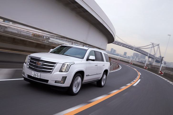 米国では2016年モデルの「エスカレード」のトランスミッションは8段ATだが、日本仕様では6段ATのままとなっている。