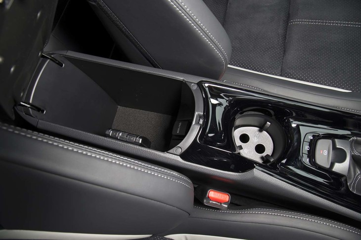 運転席・助手席間には、アクセサリーソケット付きの小物入れが用意される。カップホルダーは深さが2段階に調整できる。