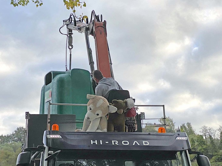 キャビン上にくくり付けられた3体のぬいぐるみ。