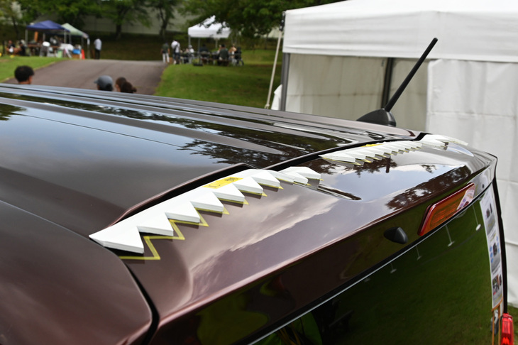 自転車程度の速度域でも効果を体感できるという、実効空力デバイス。ルーフエンドの白いギザギザがそれだ。