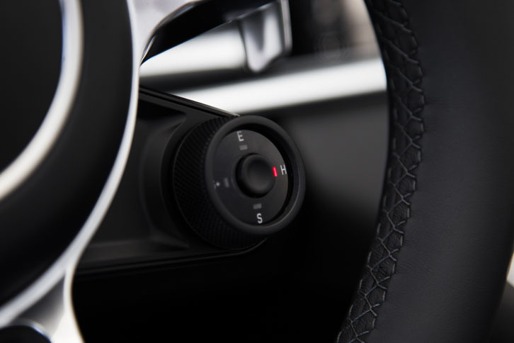 ステアリングホイールに備わるドライブモードの切り替えダイヤル。純ガソリンモデルと同じ「スポーツ」「スポーツプラス」のほかに、「Eパワー」「ハイブリッドオート」モードを備えている。