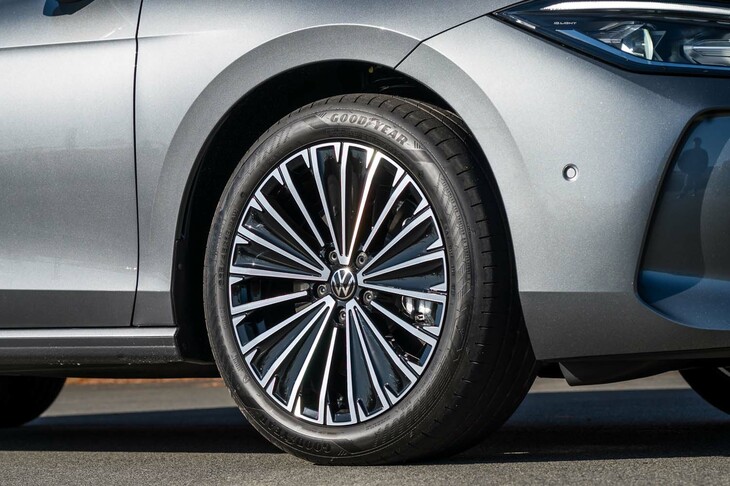 タイヤサイズはトリムグレードによって異なり、「エレガンスベーシック」が215/55R17、「エレガンス」が235/45R18（写真）、「Rライン」が235/40R19となる。