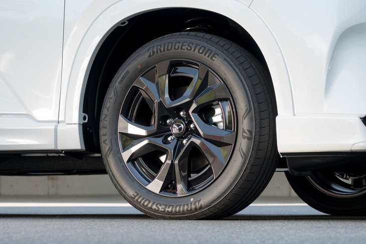 タイヤサイズは「L」「G」が225/55R19で、「S」が225/65R17。ホイールの色はLがブラックメタリック、Gが切削加工とブラックメタリックのツートン、Sがグレーメタリックとなる。