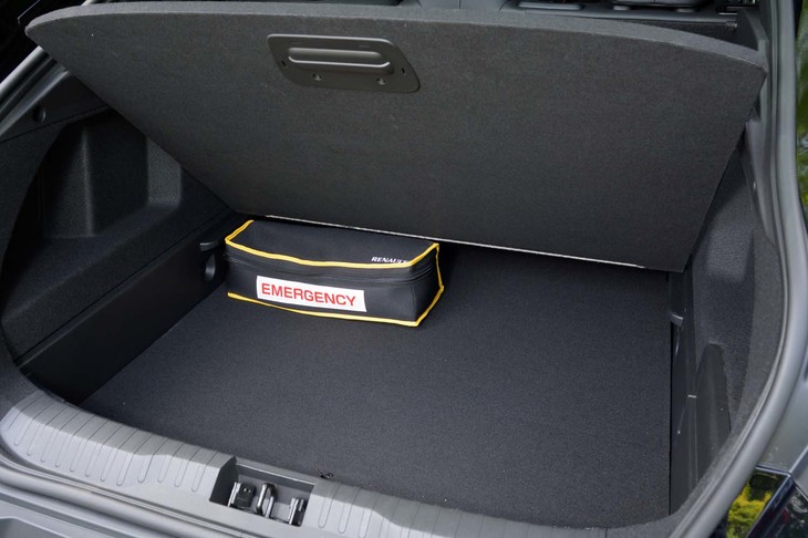 デッキボードの高さは上下2段で変えられる。黄色と黒のバッグはディーラーオプションのエマージェンシーキット（3万1900円）。