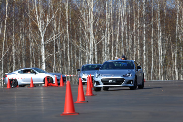 試乗ルートの途中にはパイロンスラロームが設けられており、ハンドルを切り返した際のクルマの挙動を確かめることができた。