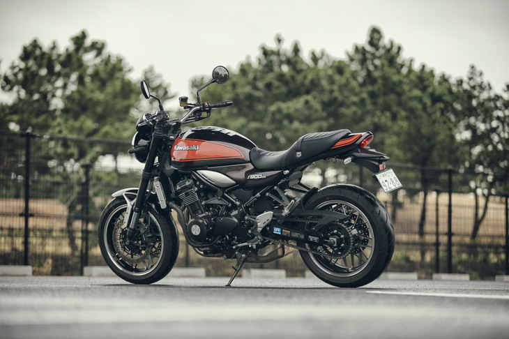 シート高は、ビッグバイクにしては低めの800mm。スリムな車体形状とするなど、ライダーの足つき性も配慮されている。