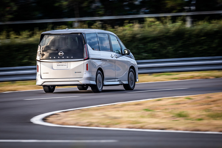 「エクストレイル」譲りのラックアシスト式パワーステアリングやフロントエンド両サイドに設けられたエアカーテンの採用などで操安性を向上させたという新型「セレナ」。今回のテストコース試乗では、快適な乗り心地に終始した。