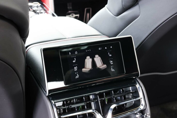 後席用のコントロールパネル。ヒーターやベンチレーションのほか、マッサージ機能も利用できる。