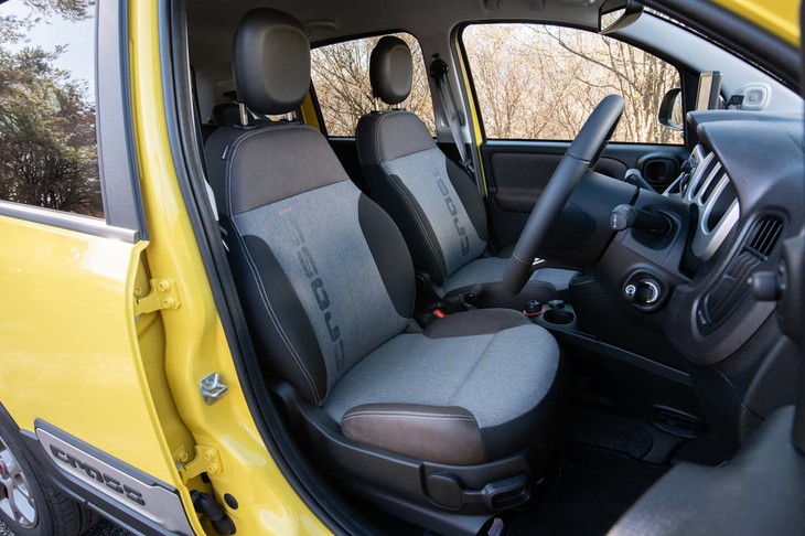 ブラウンとブラック、グレーでコーディネートされた専用ファブリックシートを装備する。