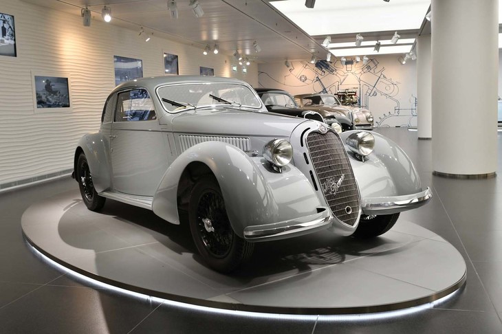 1925年にスタートした「6C」シリーズはアルファ・ロメオに世界タイトルを運び込んだ「P2」同様、天才設計者ヴィットリオ・ヤーノが生み出した傑作。6気筒SOHCエンジンを搭載したぜいたくな高性能小型車だ。ボディーを架装したのはトゥーリング。写真は「6C 2300Bミッレミリア」というモデルで、同レースでワンツーフィニッシュを飾ったことを記念してネーミングされた。