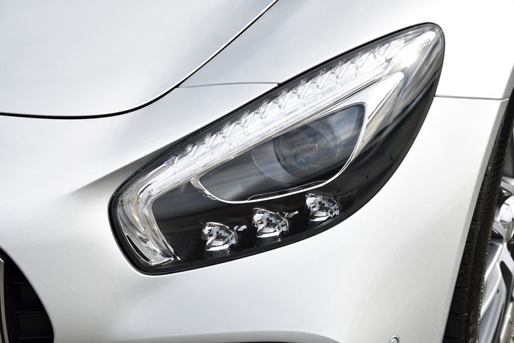 昼光色に純白の光を放つLEDハイパフォーマンスヘッドライト。照射範囲を自動調整するアダプティブハイビームアシストが付く。