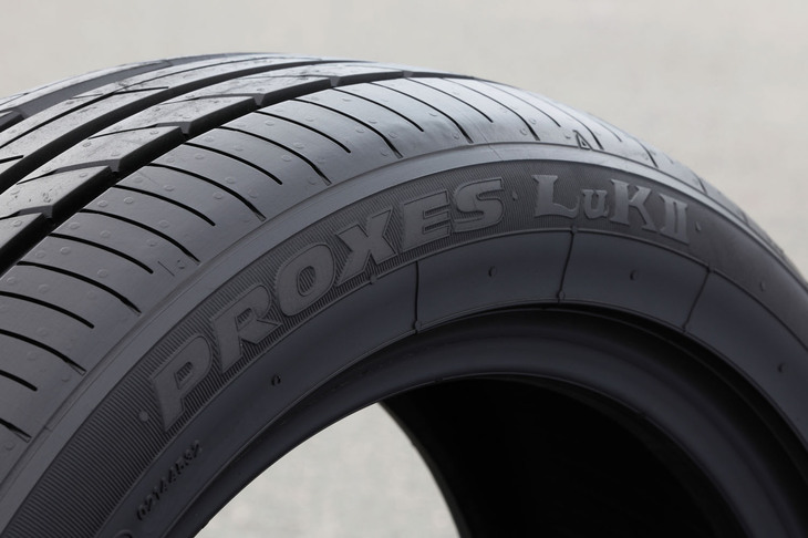 「プロクセスLuKII」は、トーヨーのプレミアムタイヤブランド、プロクセスシリーズのラインナップで、「ウエット制動性能の向上と転がり抵抗の低減」がうたわれる軽ハイトワゴン専用のプレミアムタイヤ。