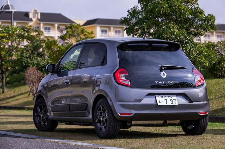 ボディーサイズは全長×全幅×全高＝3645×1650×1545mm、ホイールベースは2490mmと、非常にコンパクトな「トゥインゴS」。左のリアフェンダーには、後部のエンジンに空気を供給するためのエアダクトが設けられている。