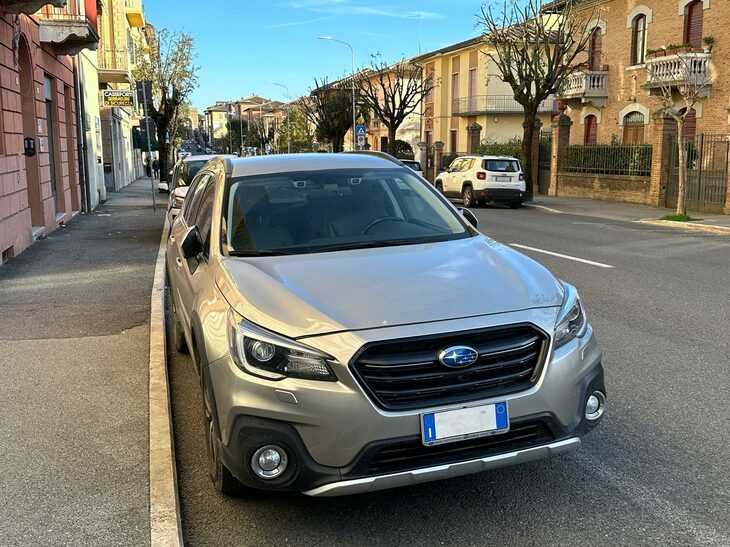 「スバル・アウトバック」。2024年撮影。