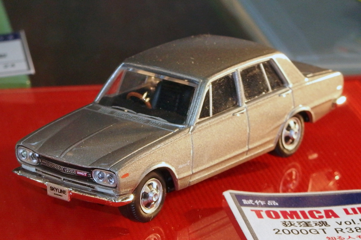 トミカリミテッドヴィンテージの、いわゆるトミカサイズである1/64スケールのダイキャスト製ミニカーの新製品。リアのホイールアーチが大きいことから、通称ハコスカこと3代目「スカイライン」の「2000GT-R」（PGC10）のようだが、ポイントはホイールキャップを装着していること。1968年の東京モーターショーに「スカイライン2000GT R380エンジン搭載車」の名で参考出品されたPGC10のプロトタイプなのである。価格は2800円（税別、以下同）で2017年11月発売予定。