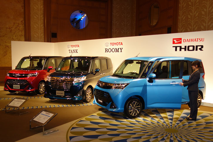 右から「ダイハツ・トールG“SA II”」「トヨタ・ルーミー カスタムG-T」「トヨタ・タンク カスタムG-T」。