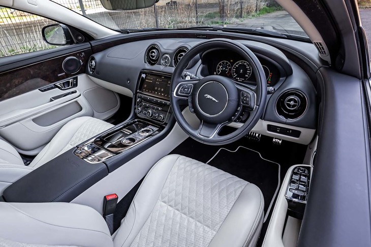 「グロスシャドウウオールナットパネル」と呼ばれる内装材を採用し、ラグジュアリーな雰囲気を演出している。センターアームレストにエンボス加工が施された「XJ50」のロゴが入る。