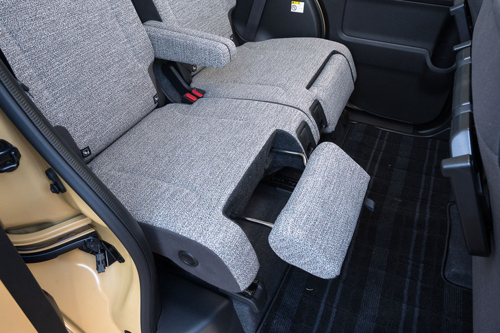 マルチユースフラップには、フラップの角度調整機構とスライド機構がついており、オットマンやレッグサポートとしての使用が可能。見た目も重視しており、座面はフラップが引き出された際にシート内部が見えないようヘリが仕立てられた。