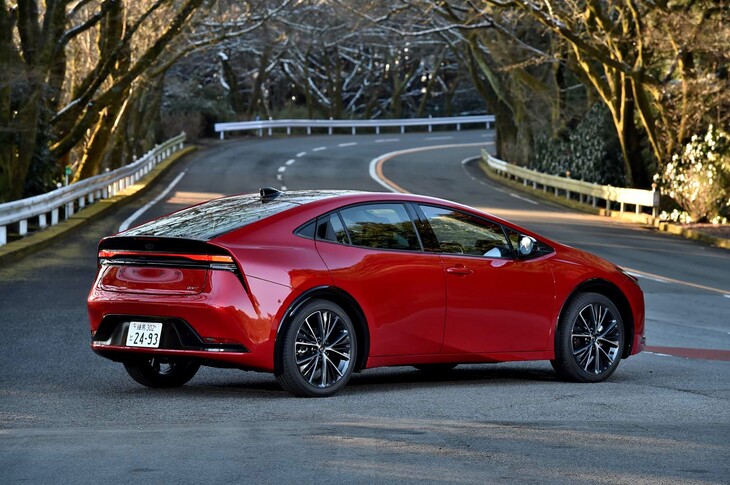 【トヨタ・プリウスZのスペック】
	ボディーサイズ：全長×全幅×全高＝4600×1780×1430mm／ホイールベース：2750mm／車重：1440kg／駆動方式：FF／エンジン：2リッター直4 DOHC 16バルブ／モーター：交流同期電動機／トランスミッション：CVT／エンジン最高出力：152PS（112kW）/6000rpm／エンジン最大トルク：188N・m（19.2kgf・m）/4400-5200rpm／モーター最高出力：113PS（83kW）／モーター最大トルク：206N・m（21.0kgf・m）／システム最高出力：196PS（144kW）／タイヤ：（前）195/50R19 88H／（後）195/50R19 88H（ヨコハマ・ブルーアースGT）／燃費：28.6km/リッター（WLTCモード）／価格：370万円
	
	【取材時の燃費データ】
	テスト距離：448.1km（市街地2：高速道路5：山岳路3）／使用燃料：--リッター（レギュラーガソリン）／参考燃費：--km/リッター（車載燃費計計測値）