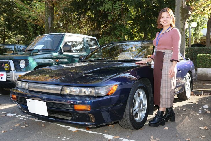 「日産シルビアQ’s」に乗る、えびさん。もともとクルマ好きだったわけではなく、ふと目にしたS14シルビアが気に入り、購入を検討することに。しかし販売店に実車を見に行った際、展示されていたS13に一目ぼれして、そちらを選んだそう。1990年代の“純正カスタム”がこだわりで、購入時に装着されていた社外マフラーも純正品に戻したほど。実はご主人も大のクルマ好きで、カスタムやメンテナンスなどを陰で支えているそうだ。