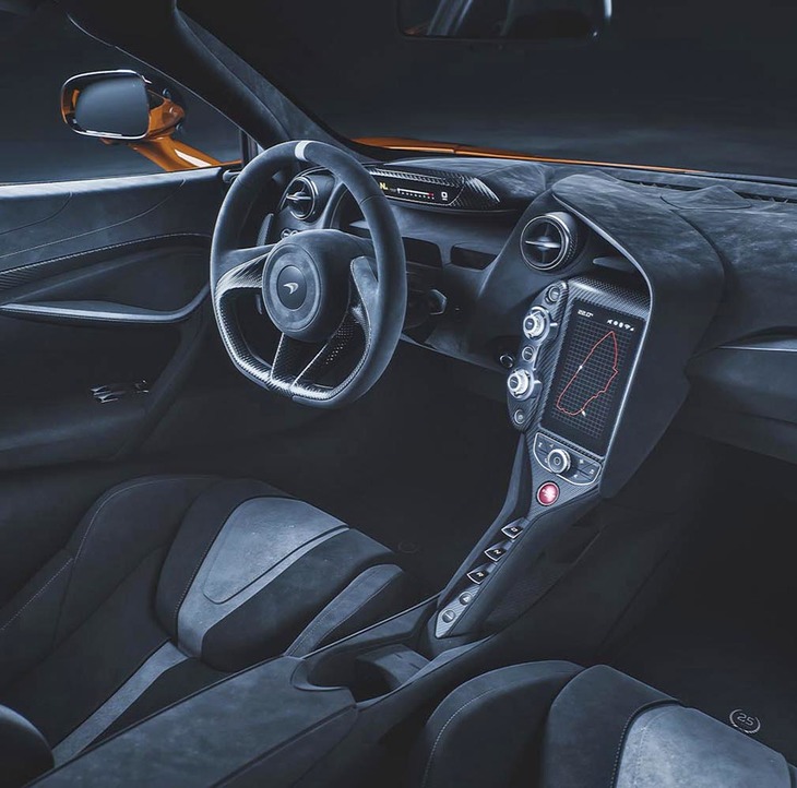 インテリアにおいては、アルカンターラが多用されている。写真は、ダヴ・グレー×ブラックアルカンターラのもの。