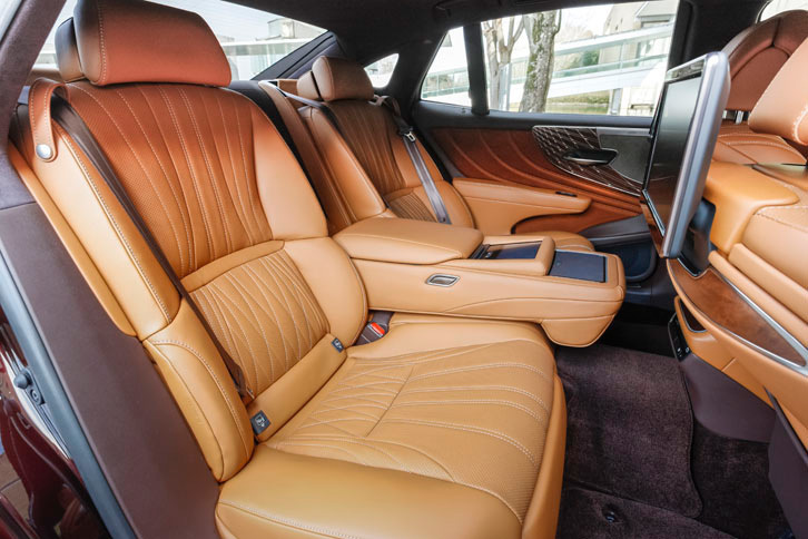 “エグゼクティブ”の後席には温感リラクゼーション機能を備えた22way調整式リアパワーシートが備わる。最大48度までのリクライニングも可能だ。
	 