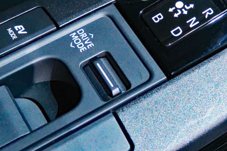 新型プリウスにはドライブモードセレクターが備わっており、1.8リッターモデルには「ECO／NORMAL／POWER」の3種類、2リッターモデルにはそこに「CUSTOM」を加えた4種類のモードが用意される。