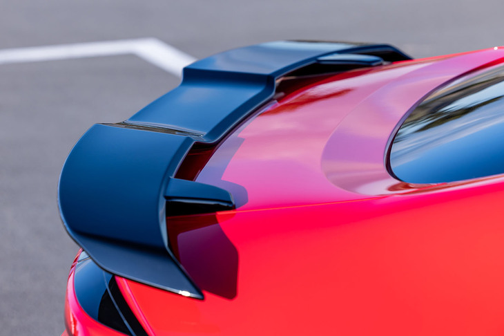 風洞実験を重ね、見た目と性能を両立させる形状を目指したという新型「プレリュード」の「テールゲートスポイラー（ウイングタイプ）」は、7万1500円で販売される。