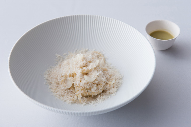 「“白の中の白” 百合根とアーモンドのキターラ」