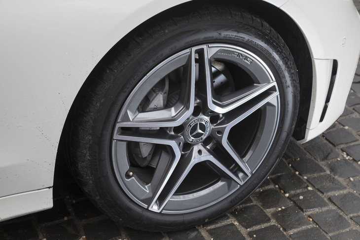 ホイールにも新デザインが採用されており、写真の「AMG 5ツインスポークアルミホイール」では、外周部に空力性能を高めるプレートが装着されている。