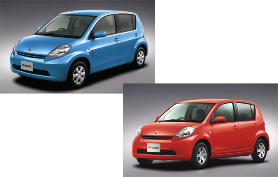 2004年6月に登場した「トヨタ・パッソ」（右下）と「ダイハツ・ブーン」（左上）。トヨタにおける最小コンパクトカーと、ダイハツにおける上級コンパクトカーの役割を担っていた。