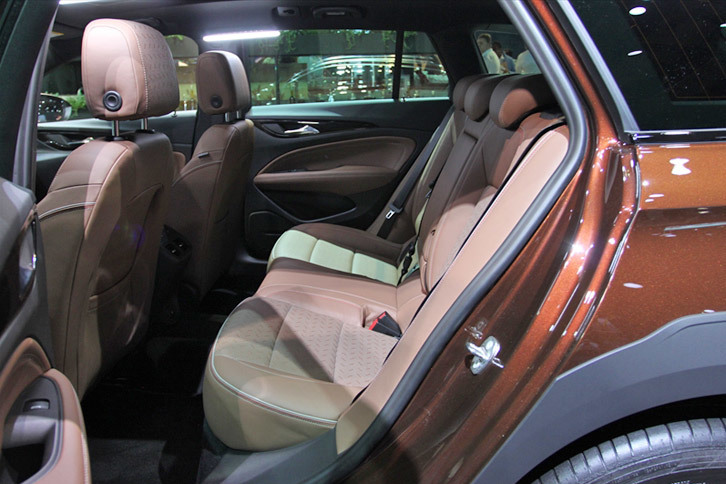 オペル・インシグニア カントリーツアラー（リアシート）