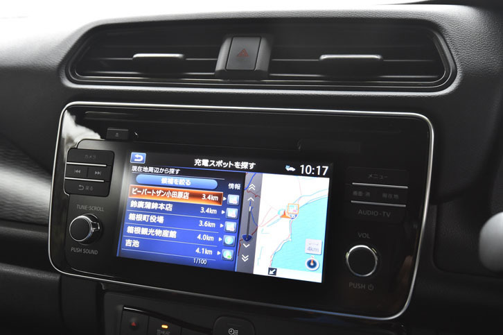 利用可能な充電ポイントは、ナビ画面で検索可能。日産によれば、2017年3月の時点で、急速充電器は全国に7108基、普通充電器は2万0727基設置されている。