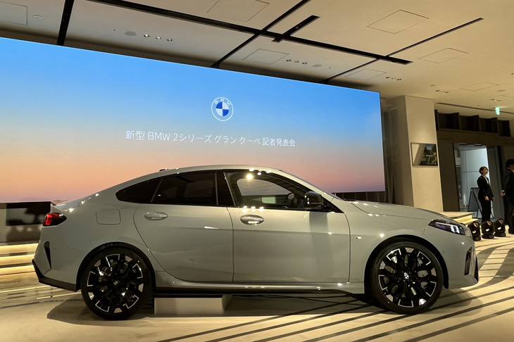 M235i xDriveグランクーペ（サイドビュー）