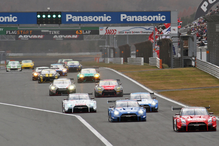 2018年のSUPER GTとスーパー耐久を戦った計15台による模擬レース、NISMO GP 2018のスタートシーン。
