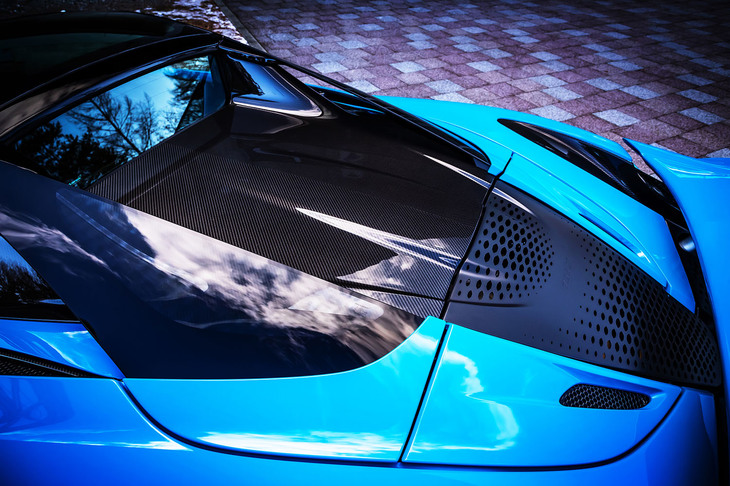 最高出力765PS、最大トルク800N・mを発生する4リッターV8ツインターボをリアミドに搭載。リアフードは他のマクラーレン車と同じく固定されている。リトラクタブルルーフが収まるトノカバーはフラットな形状で、トップの開閉状況にかかわらず、いわゆるトンネルバックスタイルにデザインされている。