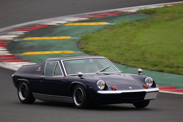 「ロータスヒストリックミュージアム」の展示車両である「ロータス・ヨーロッパ」。漫画『サーキットの狼』の主人公の愛車として登場し、スーパーカーブームのけん引役となるとともに、ロータスの名を広く世間に知らしめた名車だ。