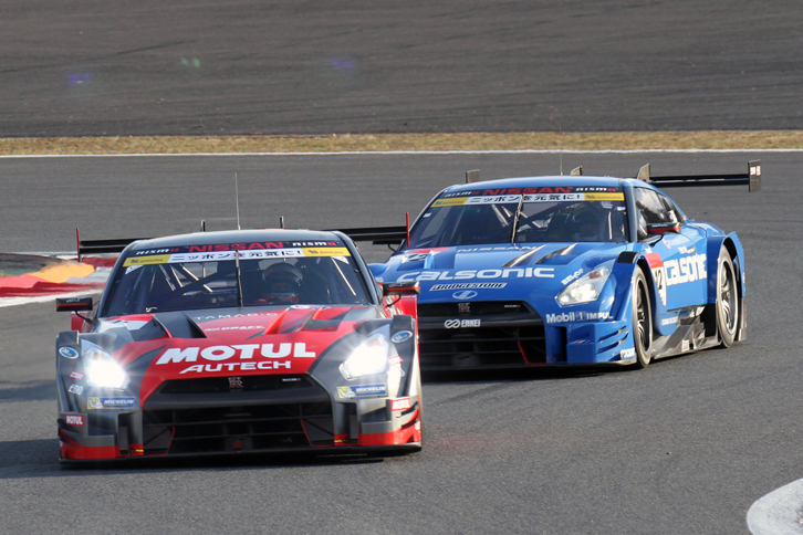 SUPER GTやスーパー耐久シリーズなどで活躍する現役マシン19台による「CRAFT SPORTS presents NISMO GP 2016」で、トップを争うSUPER GT GT500の「MOTUL AUTECH GT-R」と「CALSONIC IMPUL GT-R」。