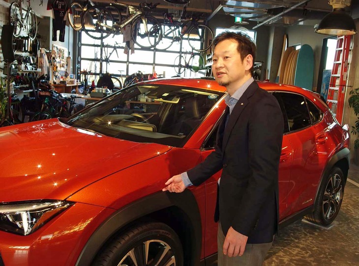 「UX」のボディーは、空力性能をはじめとする機能性にも配慮してデザインされている。写真はフェンダー部の特徴について説明する三木さん。