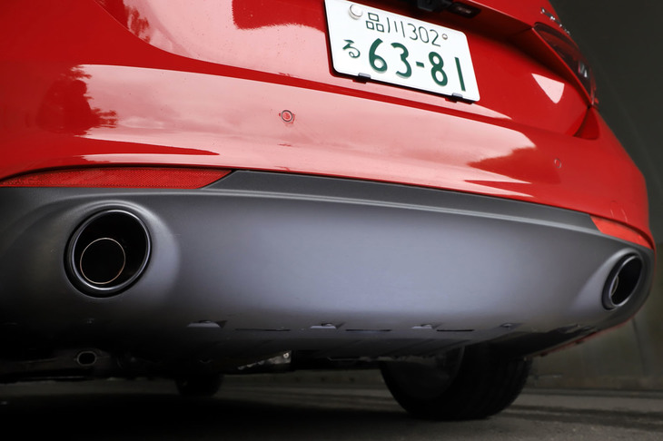 リアバンパーのマフラーガーニッシュは、ちゃんと内側にマフラーがある“本物”。質感も上々なのだが、特段、排気音が刺激的というわけではないのが残念だ。