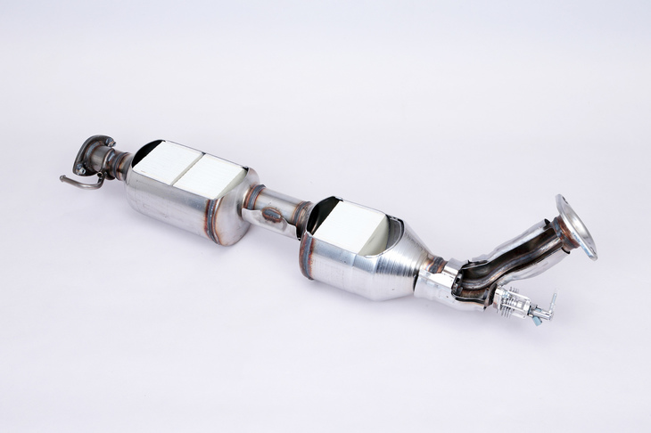 排ガス規制の強化にともない、各メーカーではディーゼル車に尿素SCRシステムなどの後処理システムを搭載する傾向が強まっているが、高額な装置が必要となることに加え、その装置がかさばったり、定期的な尿素水溶液の補充が必要になったりといった欠点も存在する。写真は「トヨタ・ランドクルーザー」に装備される尿素SCRシステム。