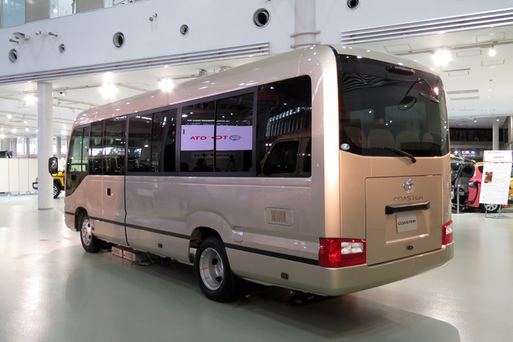 新型「コースター」のリアビュー。フレームは従来モデルと共通だが、ボディーの設計は一新されており、4カ所に組み込まれた環状骨格により、高いボディー剛性と衝突安全性を実現している。