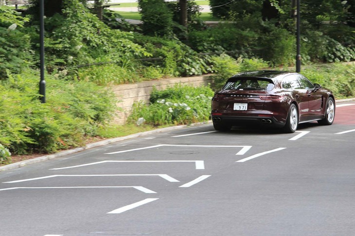 4リッターV8ツインターボエンジンには気筒休止機構が搭載されており、状況に応じて4気筒のみを作動させることで燃料消費を抑える。今回のテストでは高速道路を主体に230kmあまりを走行し、満タン法で6.8km/リッターの燃費を記録した。